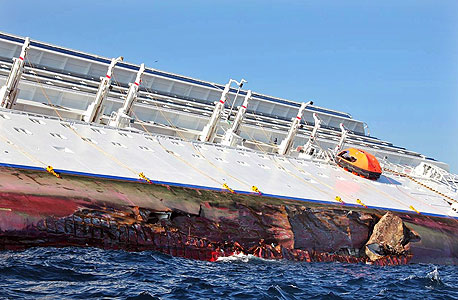 האונייה עלתה על שרטון, צילום: אי פי איי