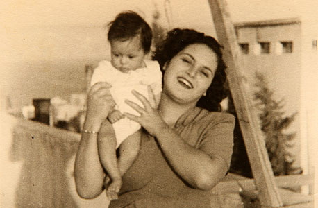 1947. נאוה ברק, בת שלושה חודשים, עם אמה רחל בטבריה