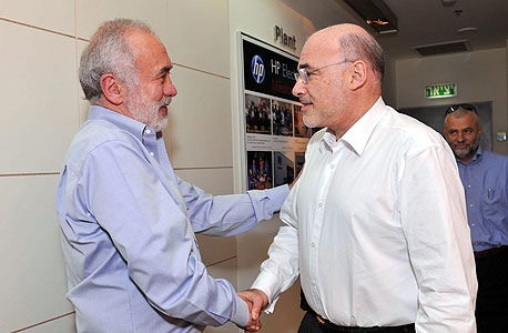 לנדא (משמאל) עם ליאו אפותקר, מנכ"ל HP עד לאחרונה, בעת ביקורו בישראל