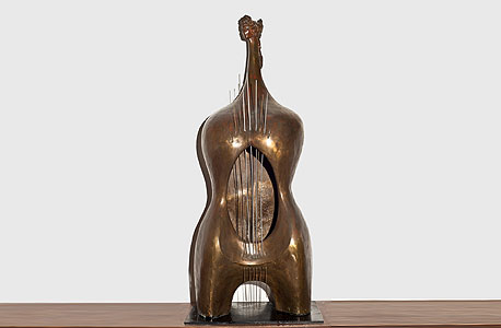 פסל של בטי מולר פסל של בטי מולר