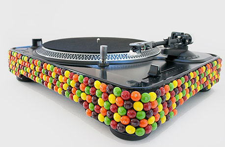 עמדת תקליטן מכוסה סוכריות סקיטלס, שהכינו הגולשים לזמר טיילר בלקברן עמדת תקליטן מכוסה סוכריות סקיטלס, שהכינו הגולשים לזמר טיילר בלקברן