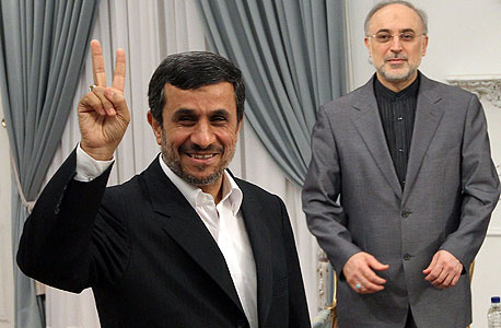 נשיא איראן אחמדינג'אד ושר החוץ סאלחי. לא סוגרים את האינטרנט, רק מצנזרים