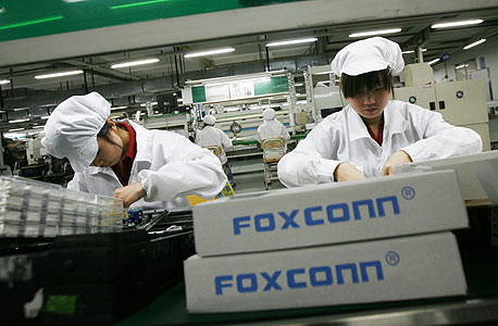 העבודה במפעל פוקסקון בסין חודשה ומתנהלת תחת פיקוח מאבטחים