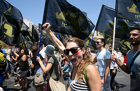 הפגנה מול הכנסת באוגוסט 2011. הממשלה לא ויתרה על כלל ההוצאה, צילום: עמית שאבי