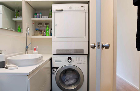המקלחת ובתוכה מכונת כביסה ומייבש, צילום: תומי הרפז