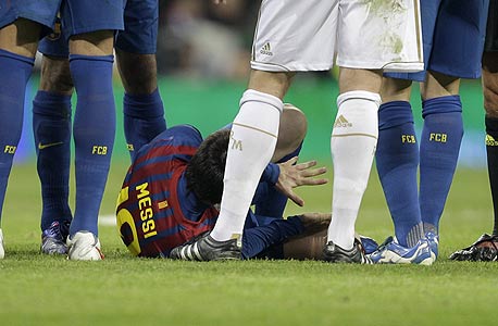 פפה על מסי. פפה הוא חלק מהתמונה שהכדורגל הספרדי מוכר: ריאל הקשוחה מול ברצלונה הנקייה. כדי שלא לפגוע בתמונה הזו גם בגומלין בקאמפ נואו, חשוב שפפה ישחק