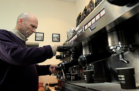 קפה עולה, כנות (בתמונה: הבעלים ניר אלינסון), צילום: צפריר אביוב