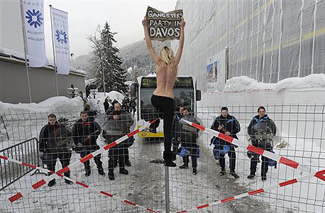 מחאה בעירום בדאבוס, היום מחאה בעירום בדאבוס, היום