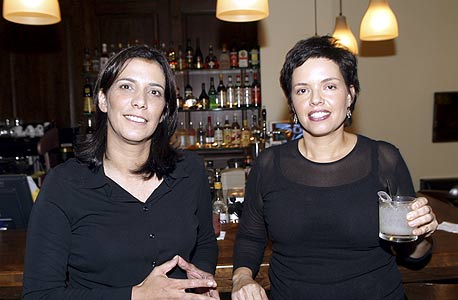 מימין: רונה פרדיס ודגנית עמיחי מלחם יין 