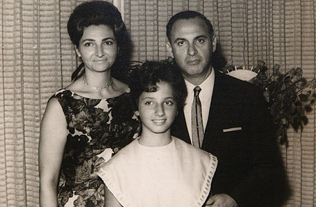 1963. יהודית יובל רקנאטי בבת המצווה שלה עם הוריה מתי ודני, בביתם בהרצליה 