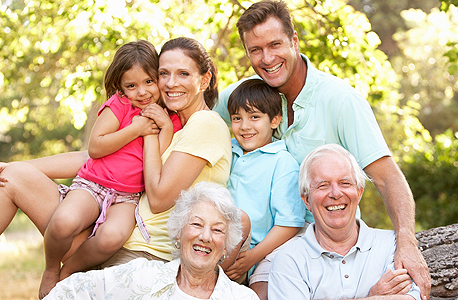 3 דורות במשפחה. האם ימשיכו לחייך אחרי הלוואה שלא תוחזר?, צילום: shutterstock