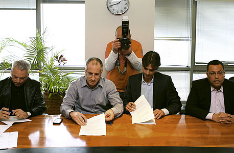 חתימת ההסכם אתמול, צילום: עמית שעל 