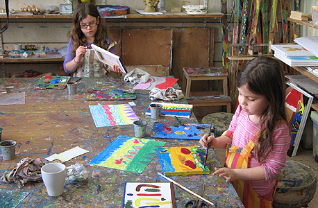 בסטודיו של דורית רוקח. חבל רק שהקנבס קטן מלהכיל את היצירתיות המתפרצת בסטודיו של דורית רוקח. חבל רק שהקנבס קטן מלהכיל את היצירתיות המתפרצת