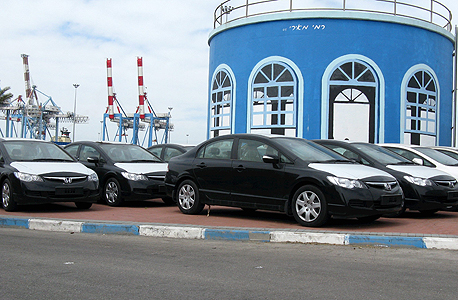 מכוניות ממתינות בנמל ללקוחות