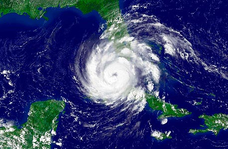 הוריקן גוסטב התחזק לרמה 4; מאות אלפים פונו מבתיהם