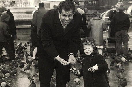 1969. תמר צ'חנובר, בת ארבע, עם אביה יוסף בכיכר טרפלגר, לונדון