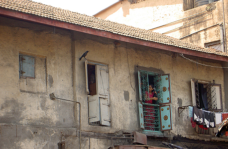בית הזונות בסמטה מספר 8. רוב העובדות לא יוצאות אף פעם מפתח הבית ולכן פקידי הבנק מגיעים אליהן , צילום: אימי גינזבורג