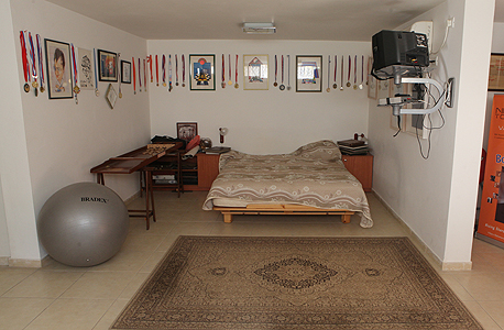 מרתף ביתו של גלפנד, עם המיטה למאמן והפרסים על הקירות. בפינה יש גם סאונה, צילום: אוראל כהן 