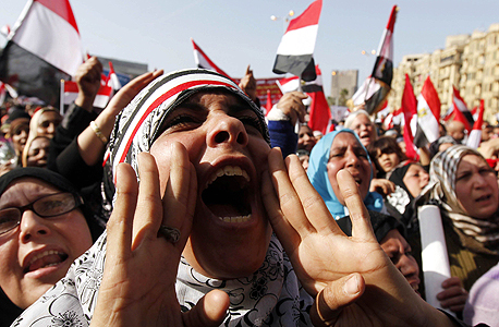 מפגינים בכיכר תחריר בקהיר. "אנשים הופכים להיות פונדמנטליסטים רק כשאין להם אופציות", צילום: רויטרס