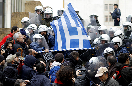 דרמה פוליטית ביוון: פפדאמוס מאיים לפטר מהממשלה את השרים המורדים