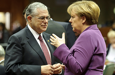קנצלרית גרמניה אנג'לה מרקל וראש ממשלת יוון לוקס פפדמוס (ארכיון)