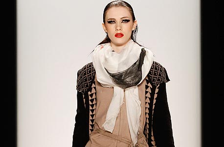 ברלין. פטריק מור. דוגמאות גיאומטריות ואיפור חתולי