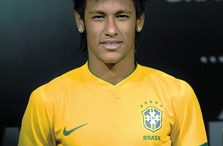 ניימאר במדי נבחרת ברזיל. יוכל לקבל בברצלונה יותר מ-15 מיליון יורו בשנה, צילום: איי אף פי 