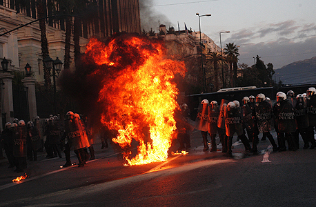מהומות ביוון. משבר היורו גובר על כל שאר השיקולים