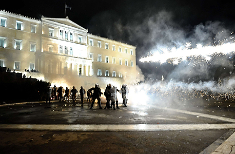 כוחות ביטחון מחוץ לפרלמנט באתונה, הערב