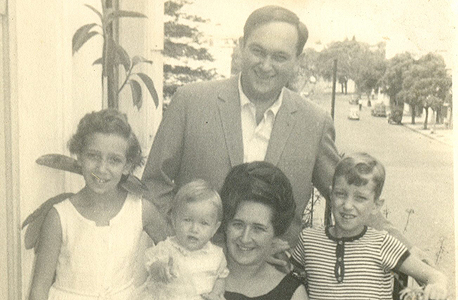 1965.אילנה דיין בת השנה בזרועות אמה וילמה, ועם אביה מרדכי, אחיה אריה (8) ואחותה רחל ז"ל (10), בואנוס איירס
