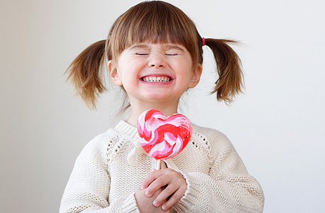סוכריה על מקל. הסוכר אינו משפיע על ההתנהגות או על הביצועים הקוגנטיביים של ילדים, צילום: שאטרסטוק 