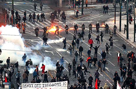 הפגנות מול הפרלמנט באתונה לקראת כינוס שרי האוצר של גוש היורו בבריסל