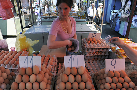 השוק בבירה בלגראד. אחת המדינות העניות באירופה, צילום: בלומברג