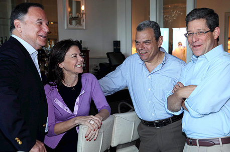 מימין לשמאל: לובש, קס וגילרמן עם עופרה שטראוס. עד מיליארד דולר להשקעה, צילום: אלי דסה 