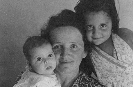 1944. תמר גולן, בת חצי שנה, עם אמה אירנה ואחותה נורית, בת ארבע, תל אביב