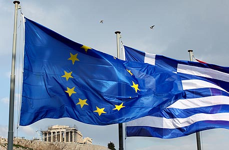 דגלי יוון והאיחוד האירופי, צילום: בלומברג