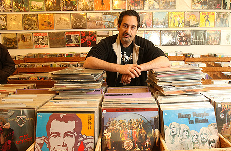 מוטי כהן, האוזן השלישית, חיפה. "התקליטים תופסים כיום יותר משליש מהמכירות בחנות"