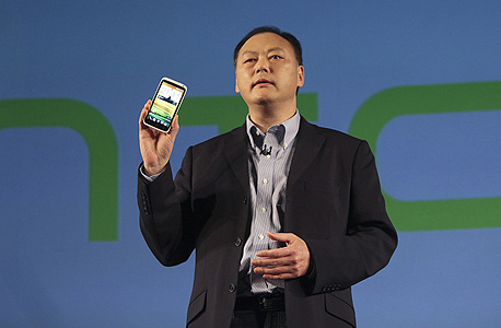 מנכ"ל HTC מציג את סדרת One - שעד כה לא הצליחה להציל את החברה משקיעה, צילום: בלומברג