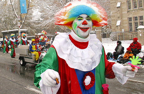 גלן מרפי מחלק ממתקים לילדים בתהלוכת חג המולד בקנדה