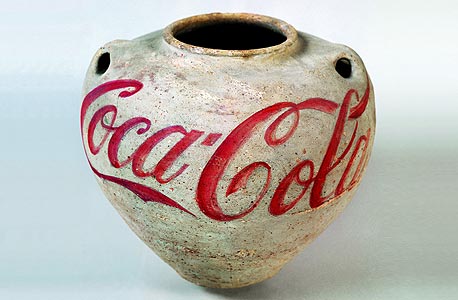 כד משושלת חאן עם הלוגו של קוקה קולה, 1994, צילום: Ai Weiwei