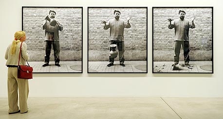 היצירה "להפיל כד משושלת חאן", במוזיאון בשוויץ, צילום: איי פי
