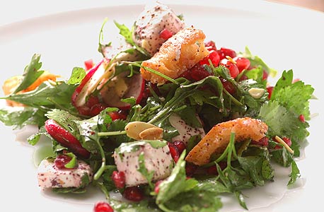 סלט פטוש רימונים עם גבינת המאירי ועשבי בר סלט פטוש רימונים עם גבינת המאירי ועשבי בר