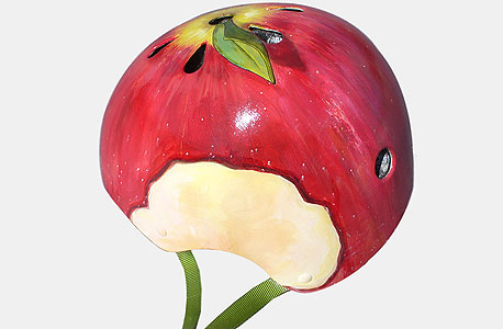 קסדת אופניים. חצי תפוח לעוס קסדת אופניים. חצי תפוח לעוס