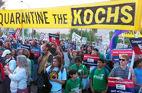 מפגינים מחוץ לכינוס הימין בראנצ'ו מיראז'. "עלינו להתאחד נגד האיום הגדול ביותר על השגשוג של אמריקה - ברק אובמה", נכתב בהזמנה לכינוס