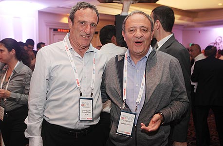ראובן אבלגון פעיל בשוק ההון (מימין) וראובן קרופיק, מנכ"ל כלל ביוטכנולוגיה, צילום: אוראל כהן
