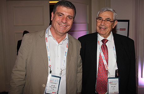 יוסי רוזן (מימין) יו"ר בז"ן ואבי לוי מנכ"ל בריטיש ישראל בבואם לכנס