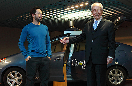 שמעון פרס וסרגי ברין, יחד עם המכונית האוטומטית של ענקית החיפוש