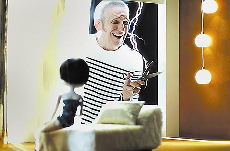 גוטייה בפרסומת. נשים היסטריות, גברים עם מספריים גוטייה בפרסומת. נשים היסטריות, גברים עם מספריים