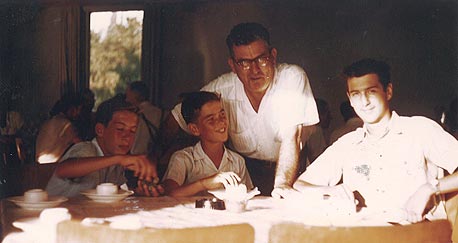 1957. מתן וילנאי, בן 13, עם אביו זאב ואחיו אורן, בן 16 (מימין), חדר האוכל של קיבוץ רמת יוחנן
