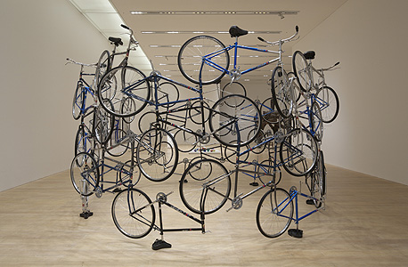 "Forever Bicycles”, היא מיצב ענק מ־2003 של האמן הסיני המדובר ביותר כיום איי ווייוויי